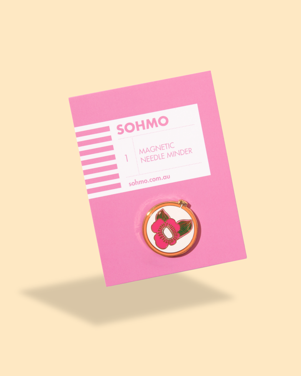 Pink packaging of a magnetic needle minder with 'SOHMO' branding on a beige background